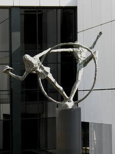 905392 Afbeelding van het bronzen beeldhouwwerk 'Communicatiecirkel', gemaakt door Jits Bakker, in 2001 onthuld bij het ...